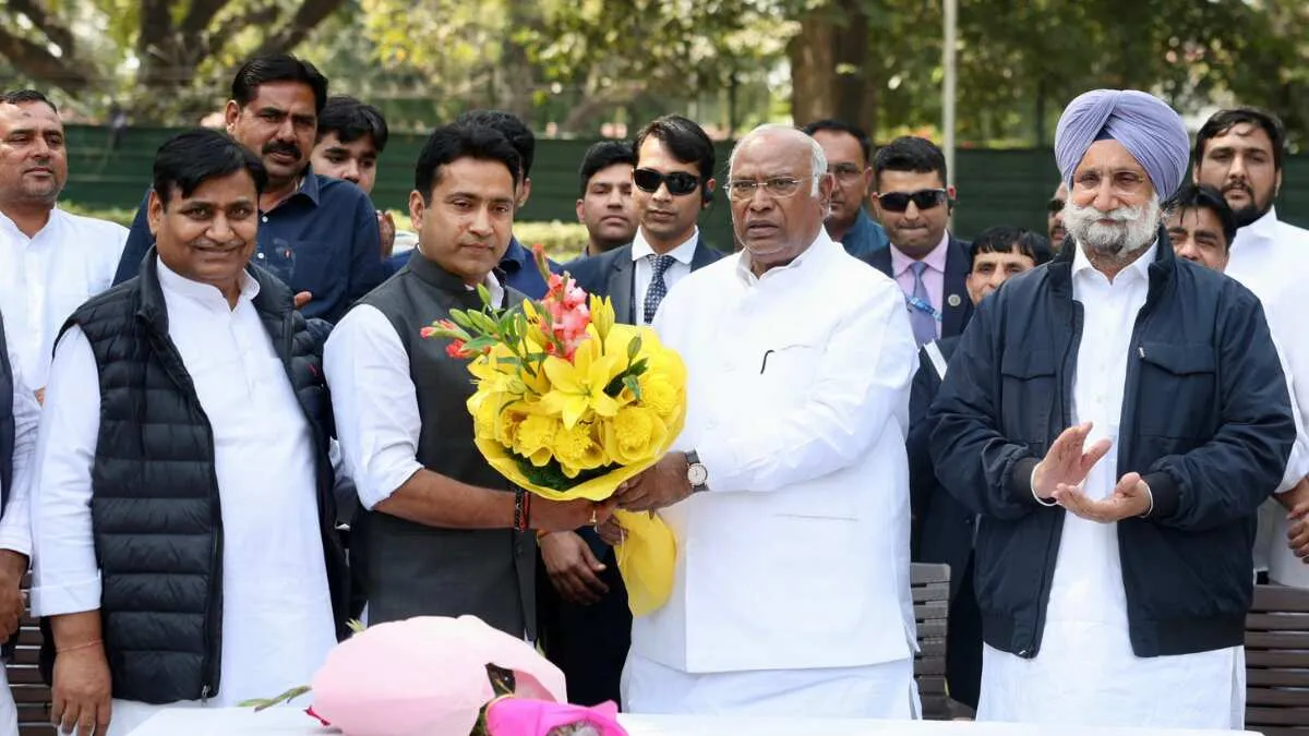 Rahul Kaswan with Congress president Mallikarjun Khadge